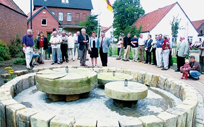 Ein Brunnen zieht auf dem neuen Dorfplatz in Leese die Blicke an. Sonnabend wurde der neugebaute Platz eingeweiht. Foto: Hildebrandt 
